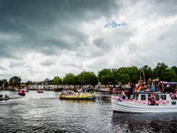 De eerste T-Pride vaart de Tilburgse haven binnen (Foto: Jesse van Kalmthout)