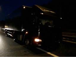Vanwege het ongeluk werden twee rijstroken afgesloten. (Saskia Kusters/SK-Media)