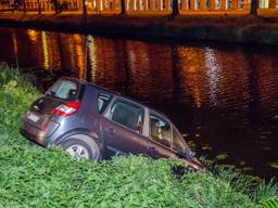 De auto kwam precies aan de waterkant tot stilstand. (Foto: Luuk Koenen/SQ Vision)