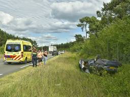 De BMW belandde ondersteboven in de greppel. (Foto: Jules Vorselaars)