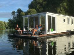 Zo vieren we anno 2016 vakantie in de Biesbosch; in een huisje óp het water