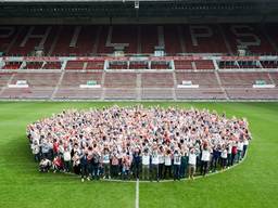 Zeshonderd baby's op de foto met Phoxy. (Foto: PSV)