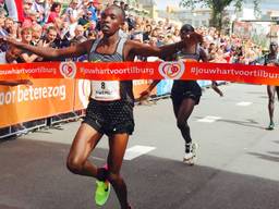 Rodgers Kwemoi wint de Tilburg Ten MIiles van 2016 (foto: organisatie).