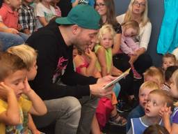 Rapper Gers Pardoel leest verhalen voor in bibliotheek Breda