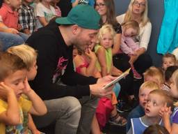 Rapper Gers Pardoel leest verhalen voor in bibliotheek Breda