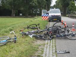 Busje rijdt in op groepje wielrenners  