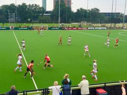 De dames van Oranje-Rood in actie op hun nieuwe complex (foto: Twan Spierts)