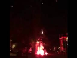 Vuurwerk bij het hotel waar Atlético Madrid verblijft. (Beeld: Vak T/Facebook)