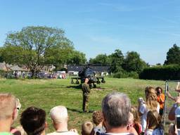 Apache-helikopter landt midden in het dorp