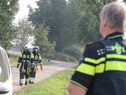 De politie heeft de straat afgezet. (Foto: Maickel Keijzers/Hendriks MultiMedia)