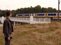 Dorpsraadvoorzitter Remco van Dooren op de plek van het toekomstige treinstation.