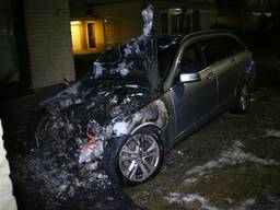 De auto ging in vlammen op. (Erik Haverhals/FPMB)