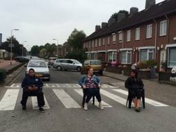 Bewoners van de Meidoornstraat besloten uit protest met hun stoelen de straat te blokkeren.