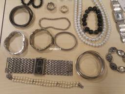 Schaamteloze knuffeldieven hebben het gemunt op sieraden (foto: archief).