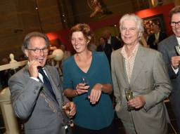 Burgemeester Rombouts test de echtheid van de munt (foto: Henk van Esch)