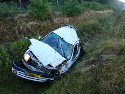 Waarschijnlijk is de auto over de kop geslagen (Foto: Erik Haverhals/Persbureau Midden Brabant)