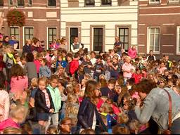 Basisschool in Helmondse wijk Brandevoort begint (al trommelend) met afval scheiden