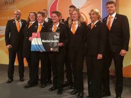 Het Nederlands dartsteam met Anneke Kuijten op de voorgrond. (Foto: Facebook Anneke Kuijten)