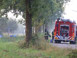 De brandweer onderzoekt wat er in de vaten zit. (Foto: Sander van Gils/SQ Vision)