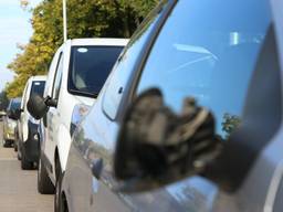 Van verschillende auto's zijn de zijspiegels getrapt (Foto: Gabor Heeres/SQ Vision)