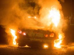 De autobrand in de Emmastraat is de derde van dit weekend. (Foto: Alexander Vingerheoeds/Obscura Foto)