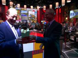 Pieter Hoff neemt namens Groasis de prijs in handen van minister Henk Kamp (Beeld: DWDD/VARA)