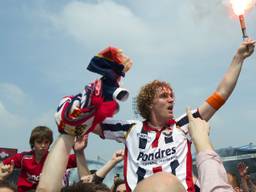 Arjan Swinkels op de schouders na zijn laatste wedstrijd voor Willem II (foto: VI Images)