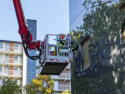 De kapotte glasplaten worden vervangen. (Foto: Marcel van Dorst/SQ Vision)