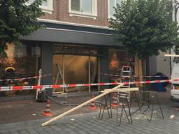 De schade na de ramkraak wordt provisorisch hersteld. (foto: Jos Verkuijlen)