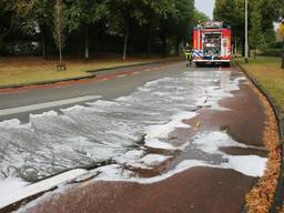 Het wegdek wordt schoongemaakt. (Foto: Christian Traets)