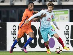 Joshua Brenet in actie voor Jong Oranje (foto: VI Images)