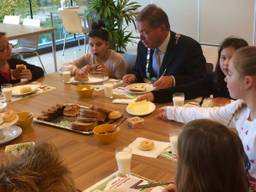 Boterhammen eten met de burgemeester: 'Eten jullie geen korstjes?'
