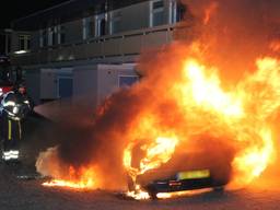 De auto ging volledig in vlammen op. (Foto: FPMB, Bernt van Dongen)