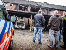 Autobrand in Geldrop loopt uit de hand: overgeslagen naar huizen