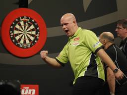 Vreugde bij Van Gerwen na de winst op Dolan (foto: Lawrence Lustig/PDC)