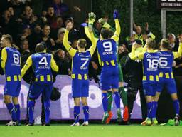 FC Oss viert de zege in Groesbeek (Foto: VI Images)