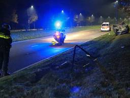 De auto ging over de kop. (Foto: Harrie Grijseels/SQ Vision)