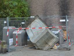 De gemeente heeft een hek om de container geplaatst. (Foto: Perry Roovers/SQ Vision)