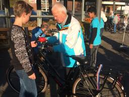 Veilig Verkeer Nederland trapt af met grote fietslichtcontrole op Pius X College in Bladel.