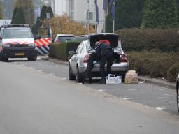 Een explosievenhond doorzocht de auto (Foto: Gabor Heeres/SQ Vision)