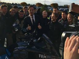 MP Mark Rutte onthaalt Eindhovense studenten bij VDL Nedcar. (Foto: Twitter @M_Steinbuch)