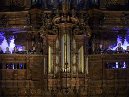 Een deel van het koor staat bij het Boschrequiem naast het orgel van de St Jan (foto Ben Nienhuis)