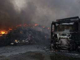 De brand in Someren-Heide is dinsdag nog niet uit. (Foto: Rob Engelaar / Infocus)