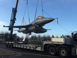 F-16 staat op zijn sokkel op de rotonde in Volkel