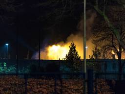 Het vuur was goed te zien vanaf het terrein  van Willem II. (Foto: Jules Vorselaars/JV-Media)