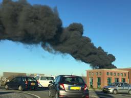 Enorme zwarte rookwolken in Waalwijk. Foto: Birgit Verhoeven