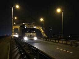 De Merwedebrug is weer open voor vrachtwagens. Foto: Jos Verkuijlen