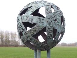 Het gedenkteken 'Verbinding', dat op vliegbasis Eindhoven staat. (Foto: Stichting Walk-for-298)