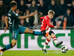 Olexandr Zinchenko in duel met Groensbast van Go Ahead. (Foto: VI Images)