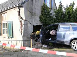 Auto rijdt huis binnen in Bakel  